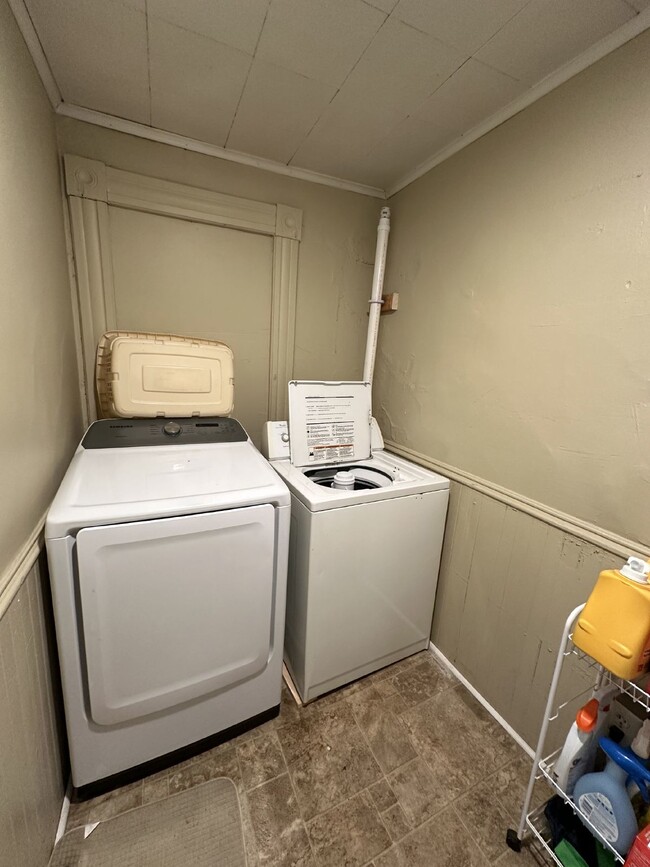 Building Photo - 5 Bed 2 Bath close to UWEC available June 1st! Has a new bathroom!