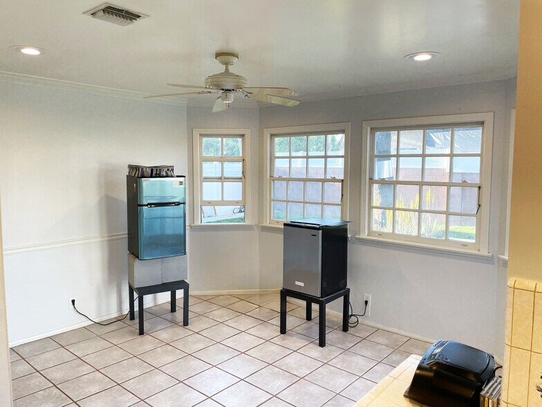 Kitchen nook with many windows - 15341 Cohasset St