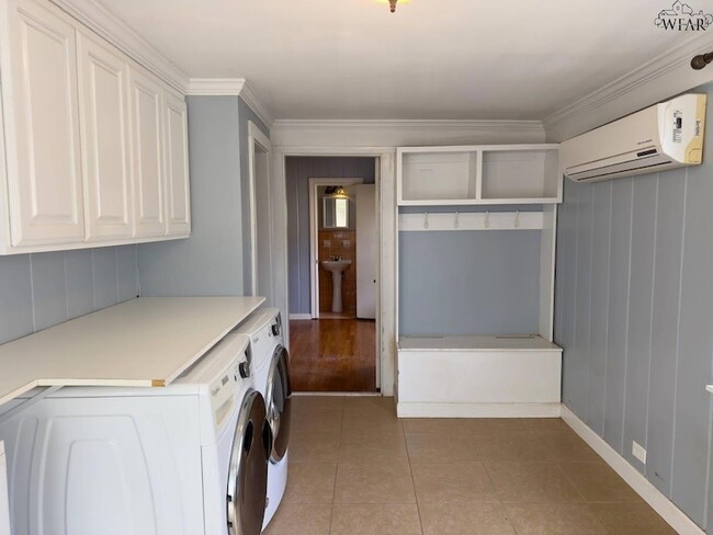 Building Photo - 1817 Ardath Ave