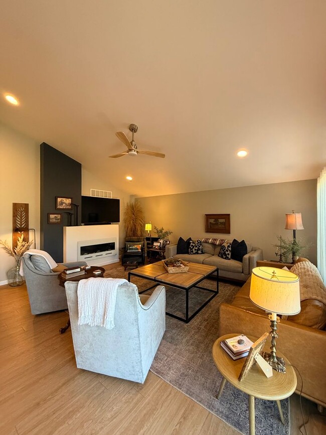 Building Photo - 227 Paradigm Dr