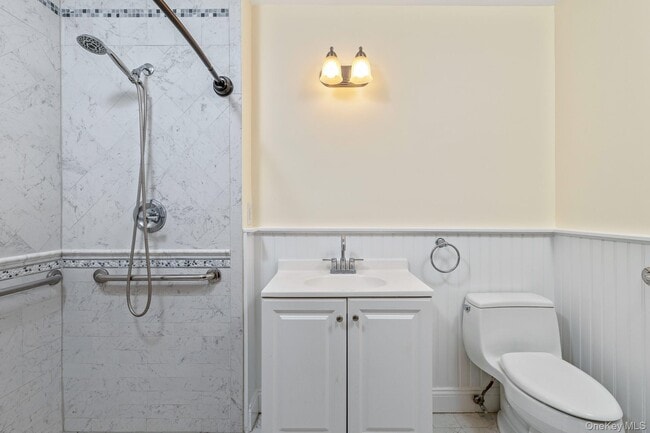 Building Photo - 451 River Rd