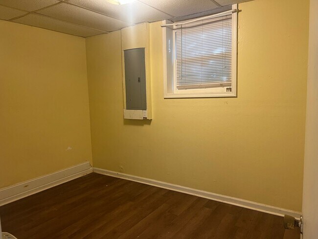 Building Photo - 8 Vine Ln