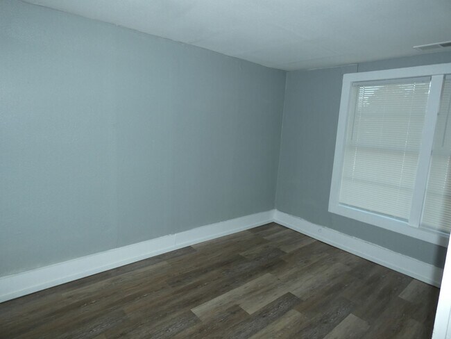 Building Photo - 3 bedroom, 1 bath