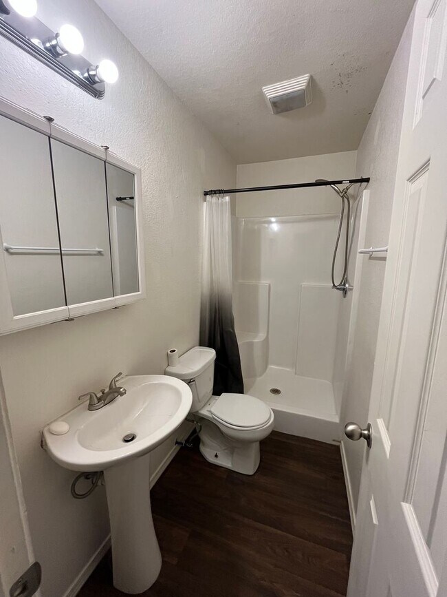 Building Photo - Cabin for rent!