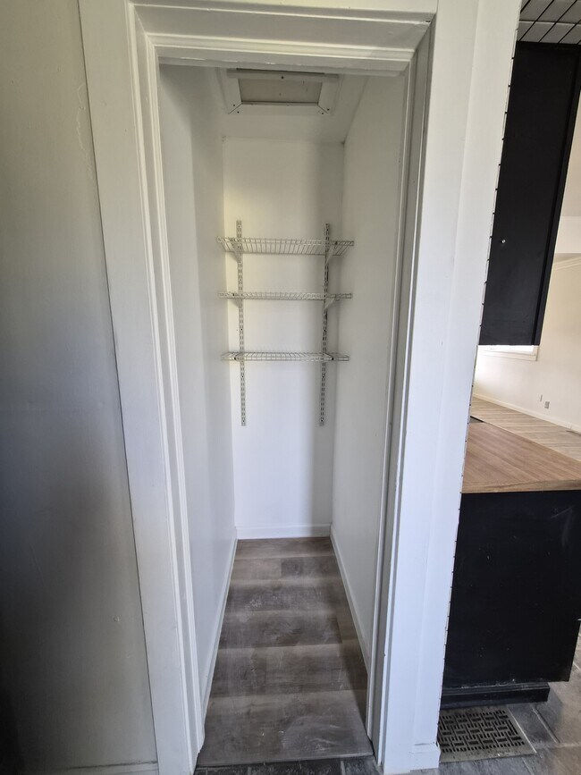 Building Photo - 5309 W Hill Dr