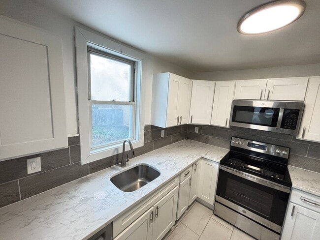 Building Photo - 409 E Washington Ave