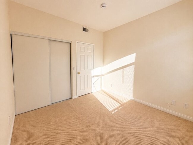 Building Photo - 910 Camino De La Reina