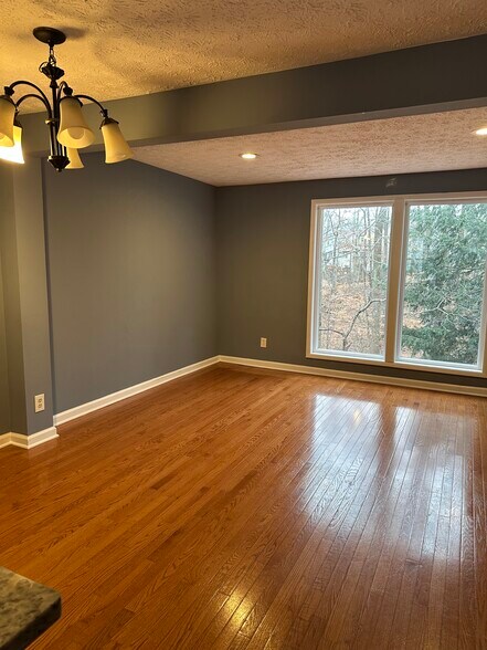 Building Photo - 8018 Grandview Ct