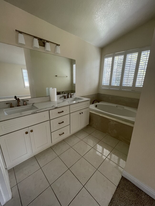 Building Photo - 7216 Roxanne Ln