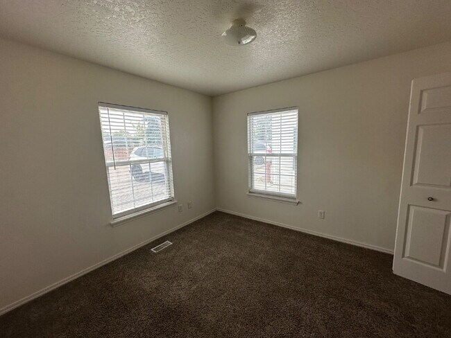 Building Photo - "Charming 2-Bed Retreat with Spacious 1000 sqft Layout in Nampa's Heart!"