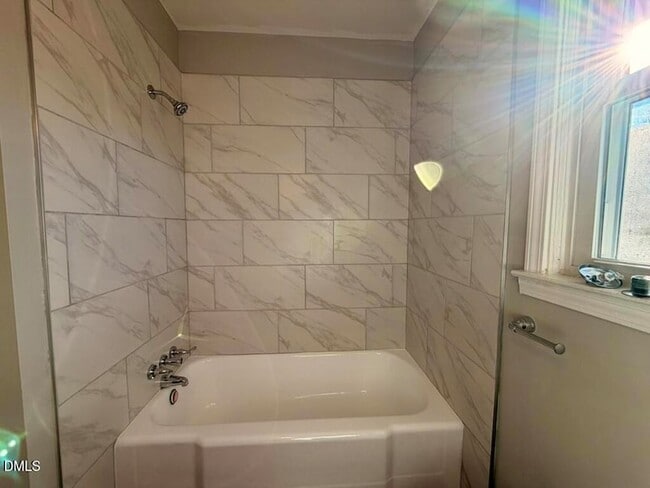 Building Photo - 910 E Divine St