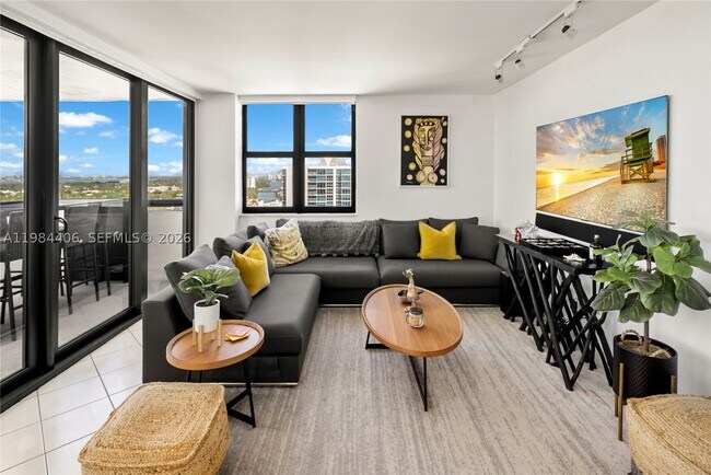 Building Photo - 2555 Collins Ave