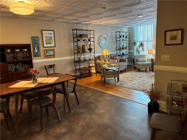 Building Photo - 136 E State St