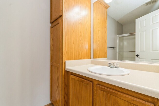 Building Photo - UPDATED TOWNHOME!! 2 Bed, 2.5 Bath Townhome in Ankeny
