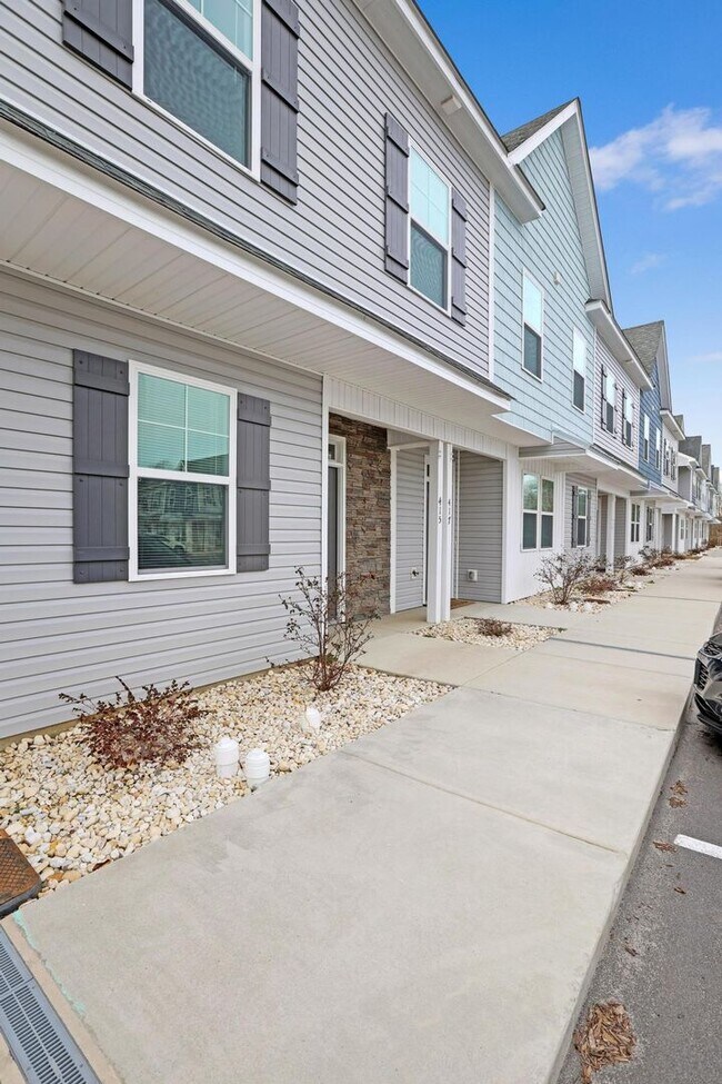 Building Photo - Large 3 story townhome near beach with com...