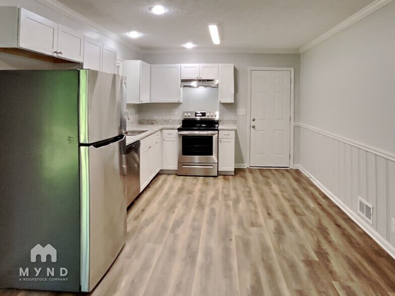 Building Photo - 906 King Dr SE