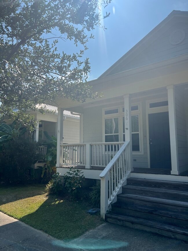 Building Photo - Beautiful 2/1 duplex