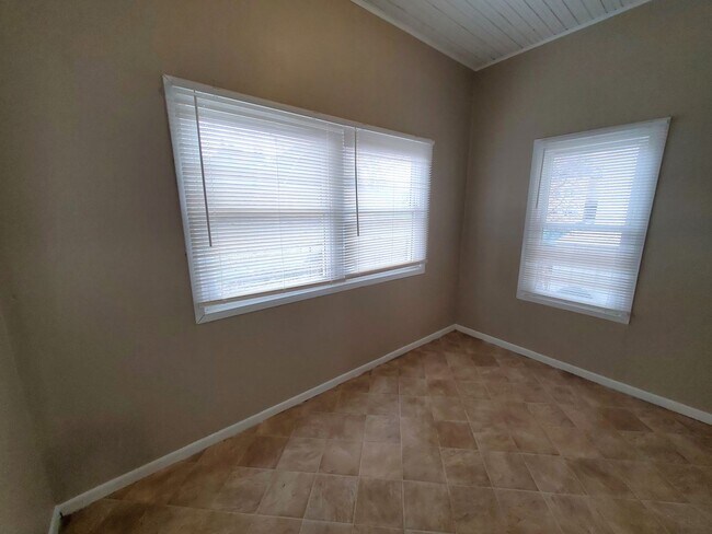 Building Photo - COMING SOON!! 506 Denver- large 3 bed house! **PETS OK**