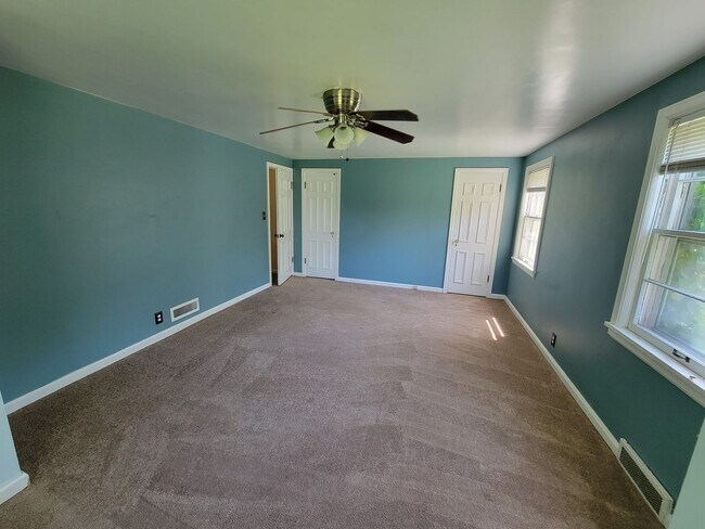 Building Photo - Large 4 bed, 1.5 bath, Over 2,000 square feet.