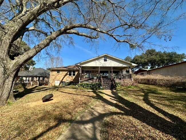 Building Photo - Stunning, fully furnished 3-bedroom, 2-bath lakefront home on Lake Palestine!