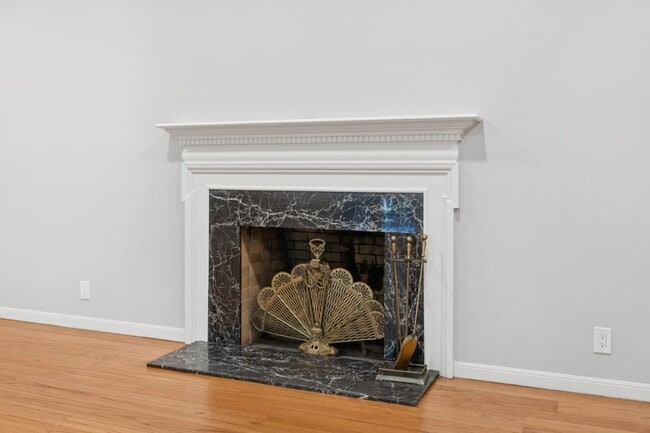 Building Photo - 216 Valparaiso Ave