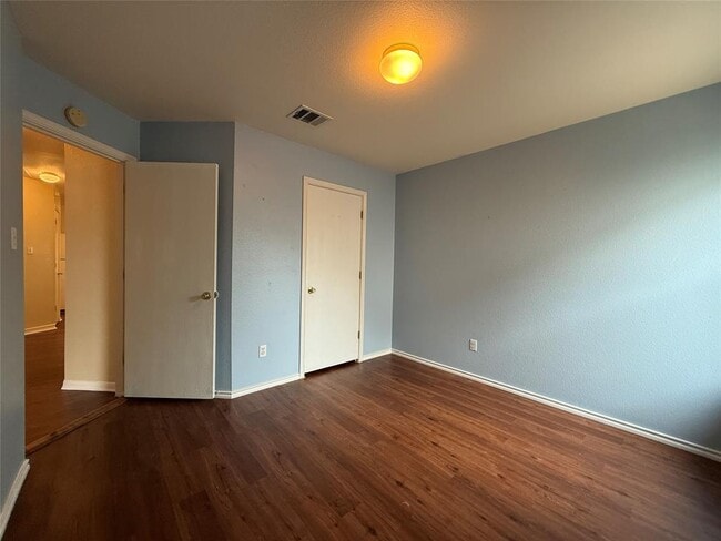 Building Photo - 316 Meadow Park Dr
