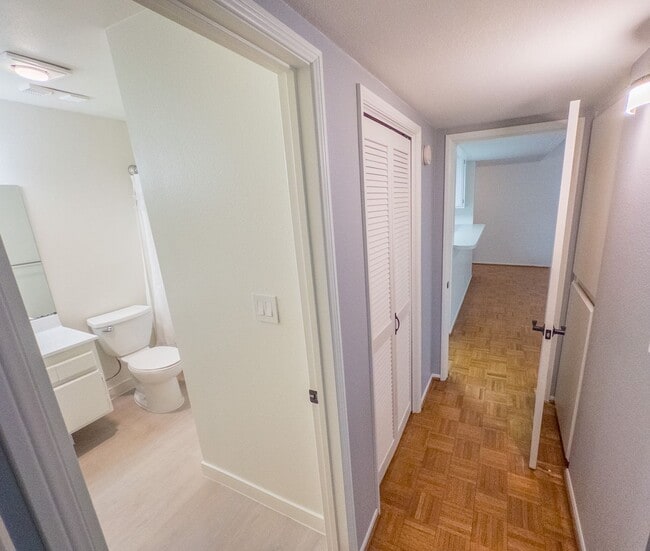 Building Photo - Large 2bed/ 2 bath corner unit in the heart of Silverlake with Hot Tub, Pool, Gated Parking and P...