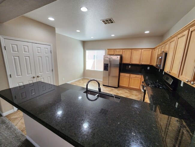 Building Photo - Spacious 3Bed/2Bath/2Car home nestled in the desirable Anthem Highlands Community- $500 Off Move ...