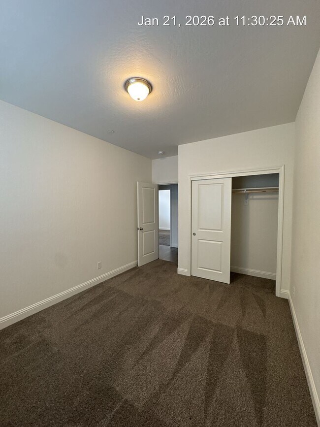 Building Photo - 4 Bedroom home located in Northside Visalia! Available Now!!