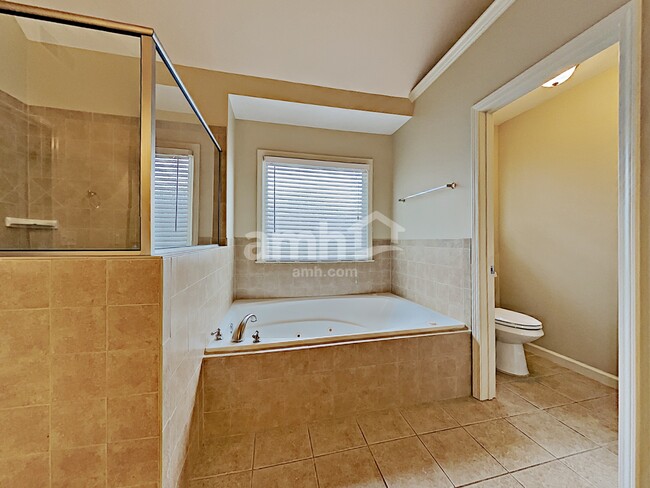 Building Photo - 714 Golden Farm Way
