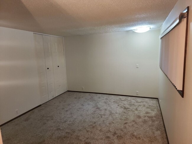 Building Photo - Beautiful Large home in private and quiet community