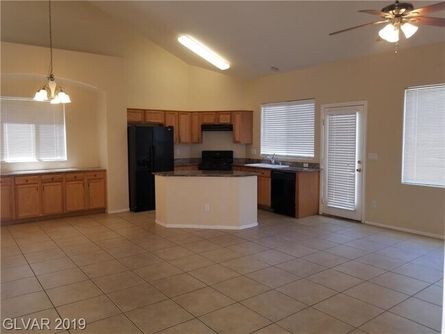 Building Photo - **$350 OFF 1ST MONTH RENT** Centennial Hil...