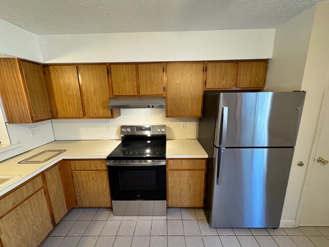 Building Photo - 975 Meriden Rd