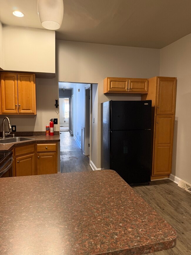 Building Photo - 422 E 4th St