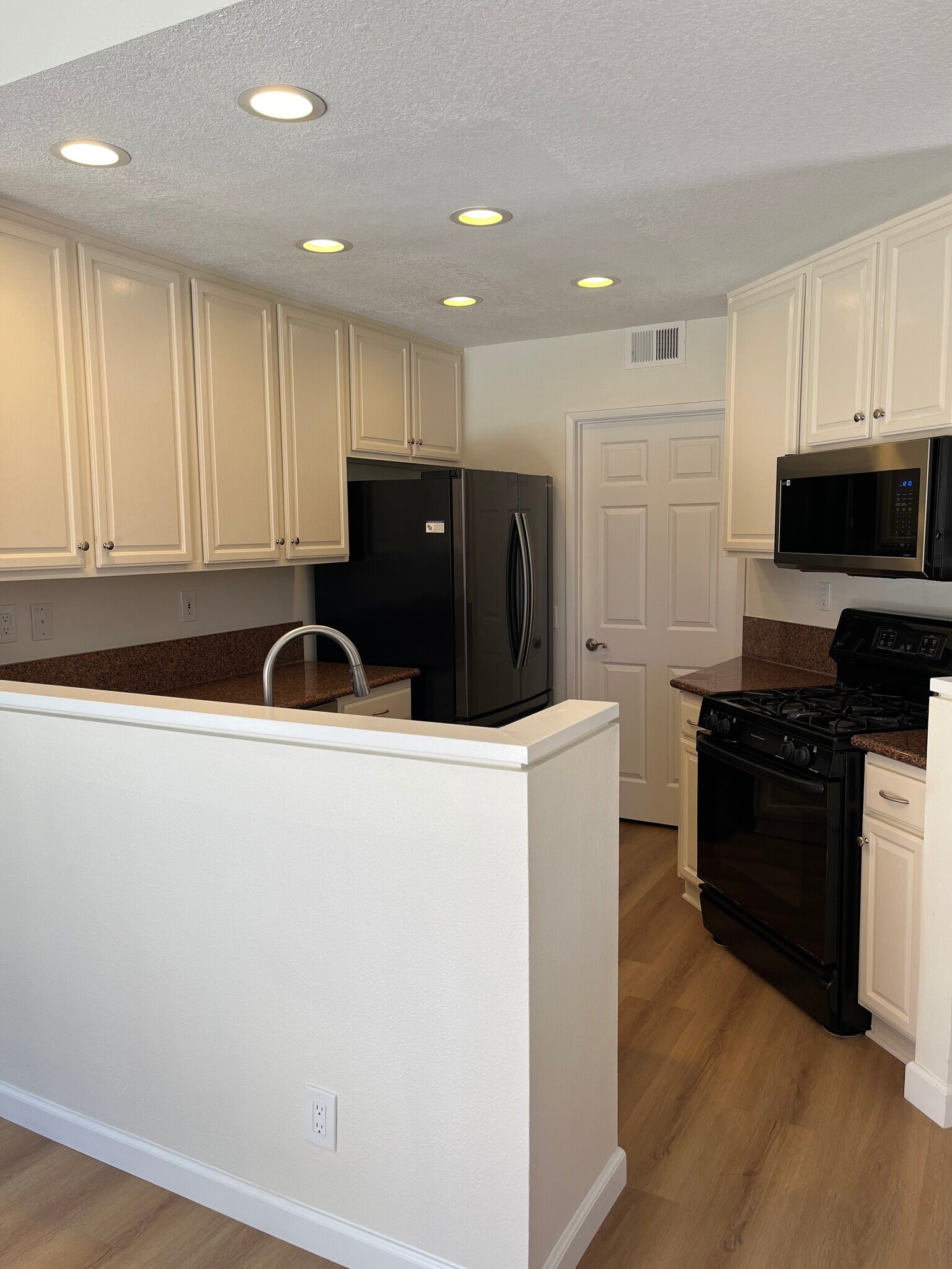 Kitchen - 28277 Via Luis