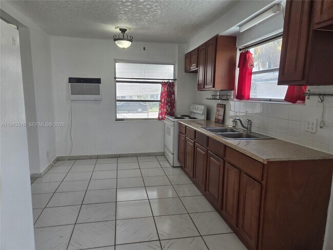 Building Photo - 1825 Lincoln St