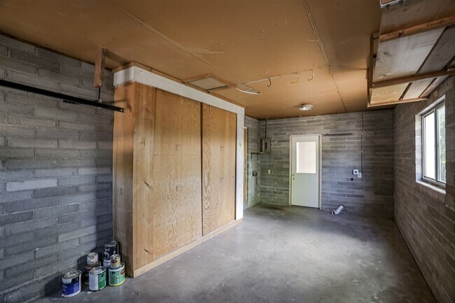 Building Photo - 3 bedroom,1.5 bath with 1 car garage close to schools, hospital and shopping!