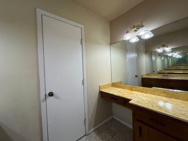 Building Photo - THREE BEDROOM 2 BATH HOUSE ON THE SOUTH SIDE