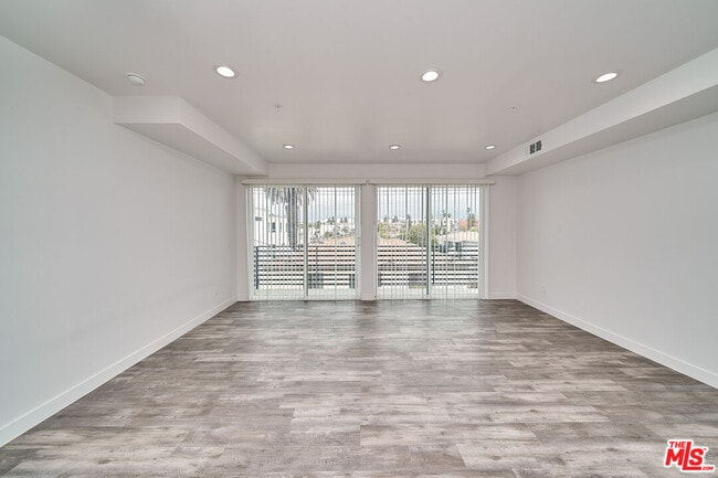 Building Photo - 601 W 41st Pl