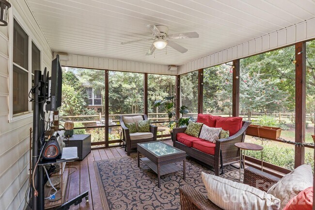 Building Photo - 12428 Willingdon Rd