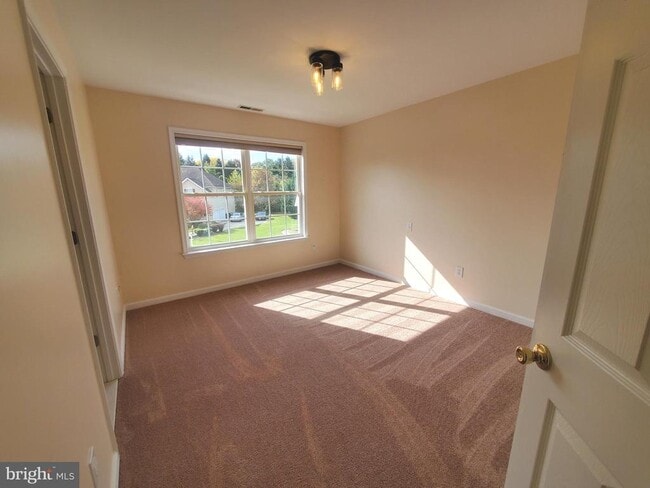 Building Photo - 5 Bandcroft Dr