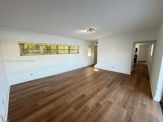 Building Photo - 1361 NE 40th Pl