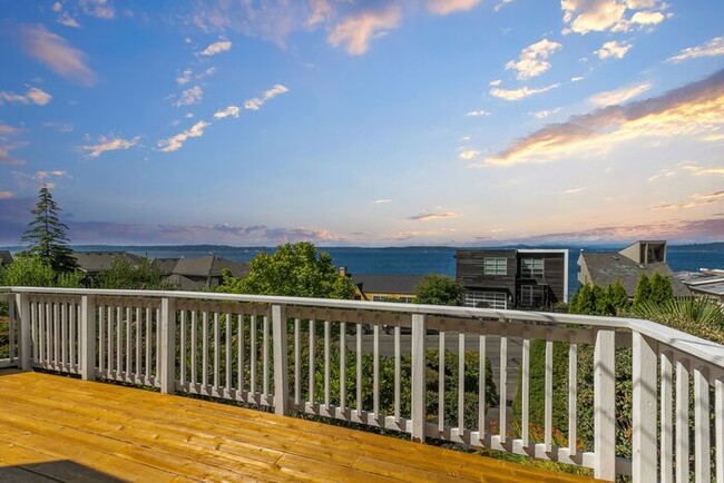 Building Photo - Charming Beach Drive Craftsman w/ AC and V...