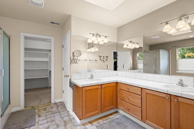 Building Photo - Beautifully Maintained 5 Bedroom Home In H...