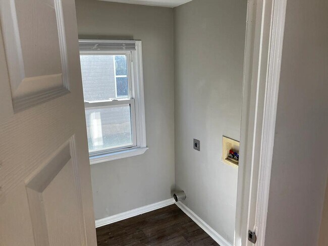 Building Photo - 327 S Main St