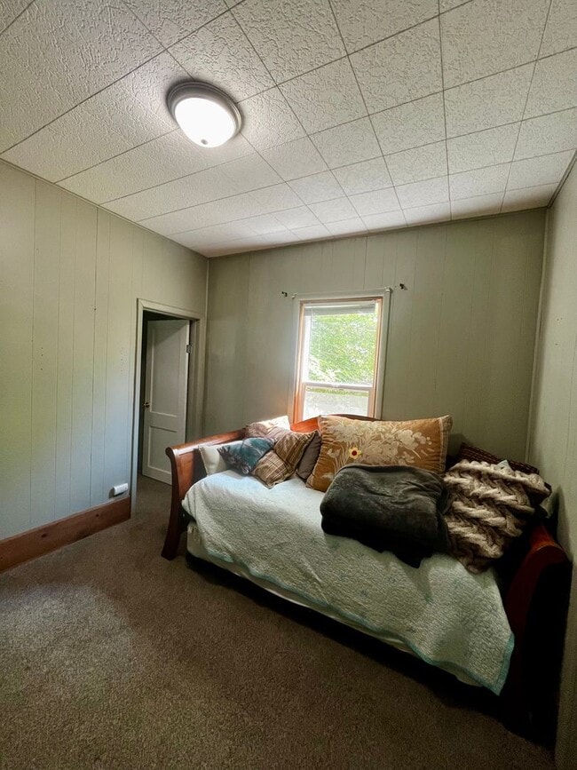Building Photo - Amazing Downtown Location - 3 BR Home just...
