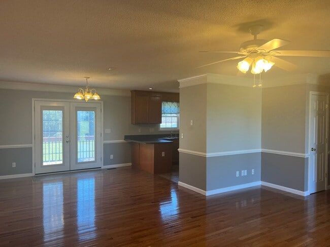 Building Photo - 3 Bedroom 3 Bathroom House with an Office.  Available Now!