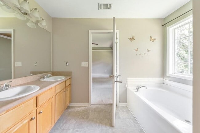 Building Photo - 1086 South Gordon Rd SW