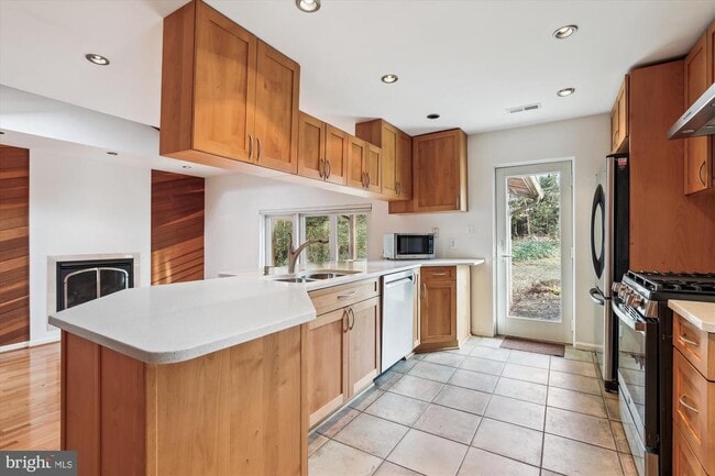 Building Photo - 6154 Beachway Dr