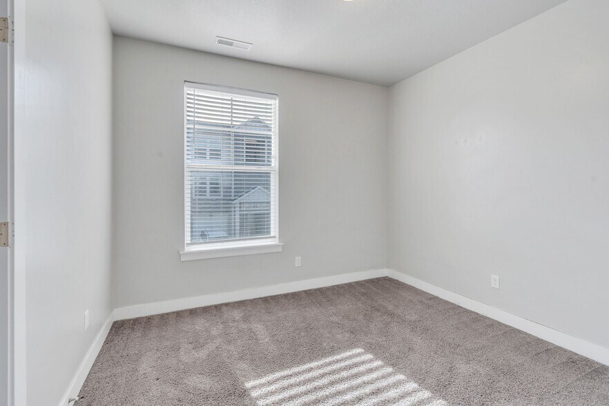Building Photo - 751 E 250 N